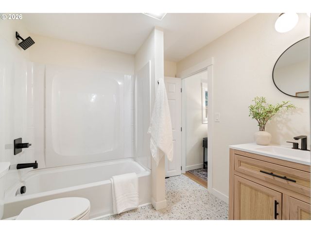 612 HOLMES Ln, Oregon City, OR 97045