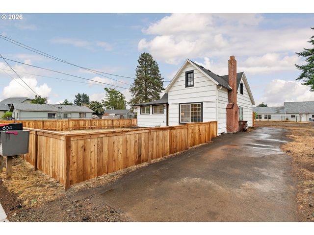 612 HOLMES Ln, Oregon City, OR 97045