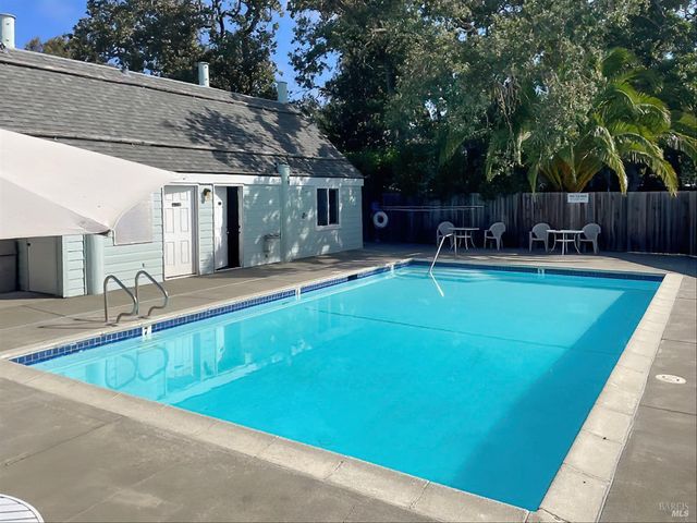 156 Courtyards East, Windsor, CA 95492