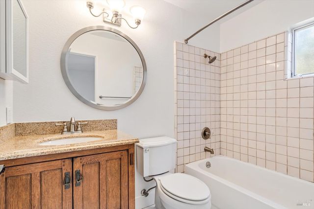 156 Courtyards East, Windsor, CA 95492