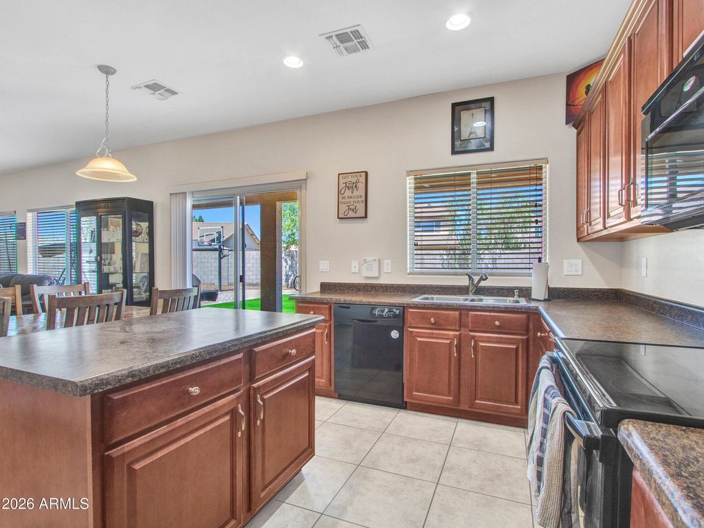 Image 5 of property listing at 313 S 117TH Drive, Avondale, AZ 85323