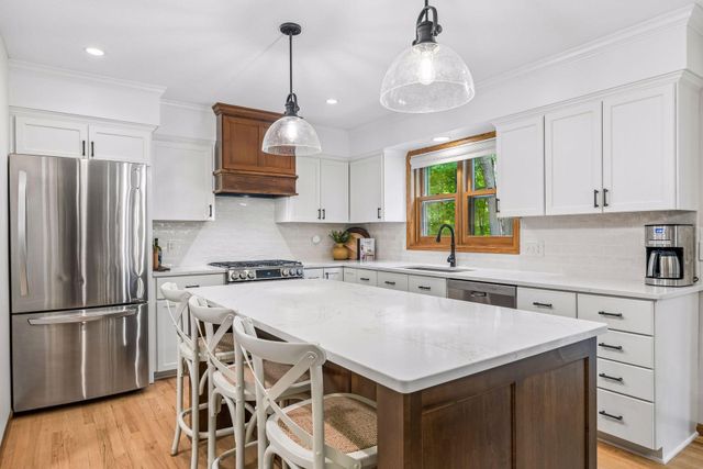 875 Fernbrook Lane N, Plymouth, MN 55447