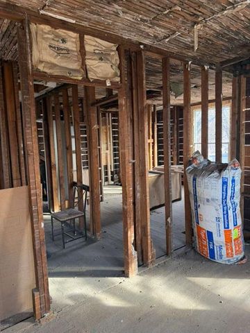 1613 11th Street S, St Joseph, MO 64501