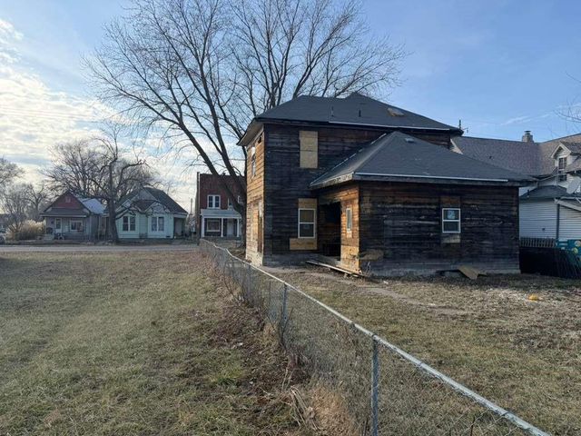 1613 11th Street S, St Joseph, MO 64501