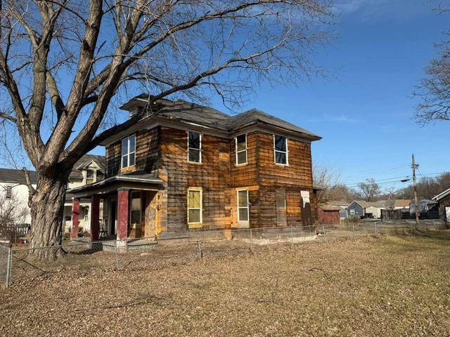 1613 11th Street S, St Joseph, MO 64501