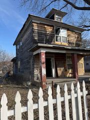 1613 11th Street S, St Joseph, MO 64501