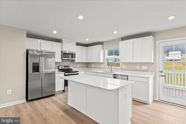 69 SUMMERFIELD DR, Hanover, PA 17331