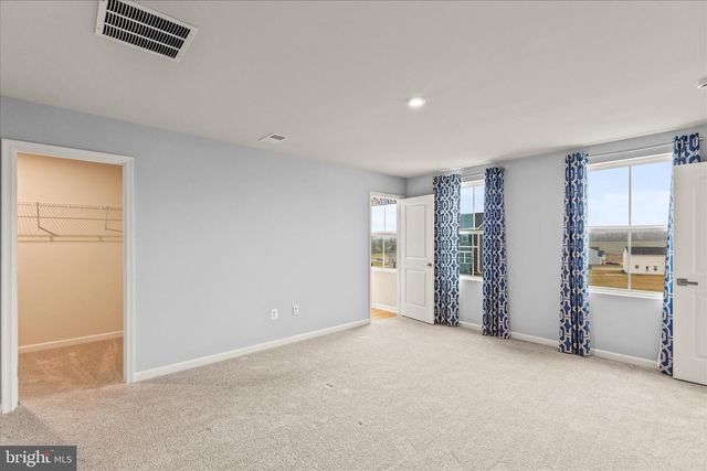 69 SUMMERFIELD DR, Hanover, PA 17331