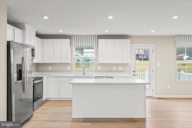 69 SUMMERFIELD DR, Hanover, PA 17331