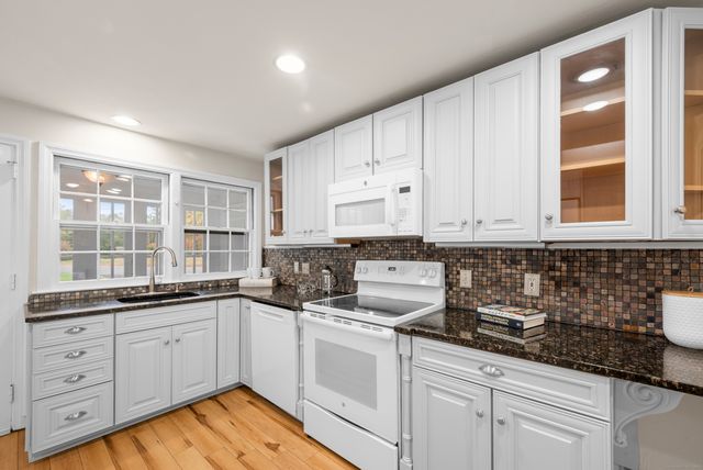 11 High Gate Lane, West Hartford, CT 06107