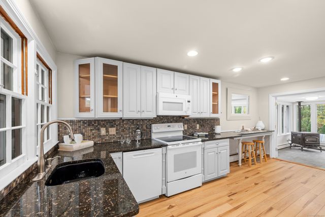 11 High Gate Lane, West Hartford, CT 06107