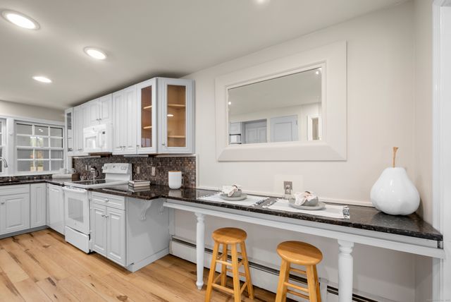 11 High Gate Lane, West Hartford, CT 06107