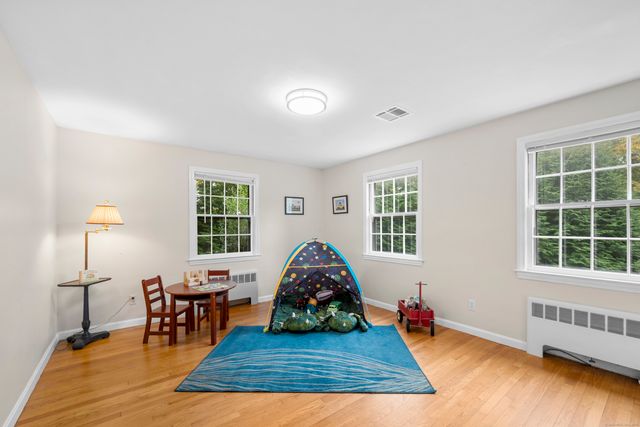 11 High Gate Lane, West Hartford, CT 06107