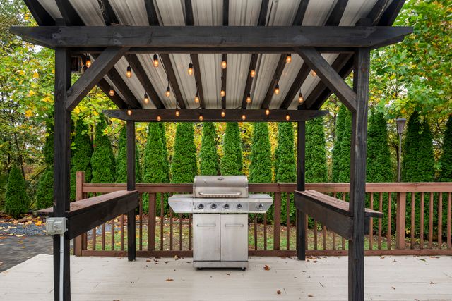 11 High Gate Lane, West Hartford, CT 06107