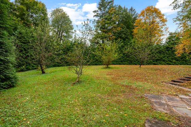 11 High Gate Lane, West Hartford, CT 06107