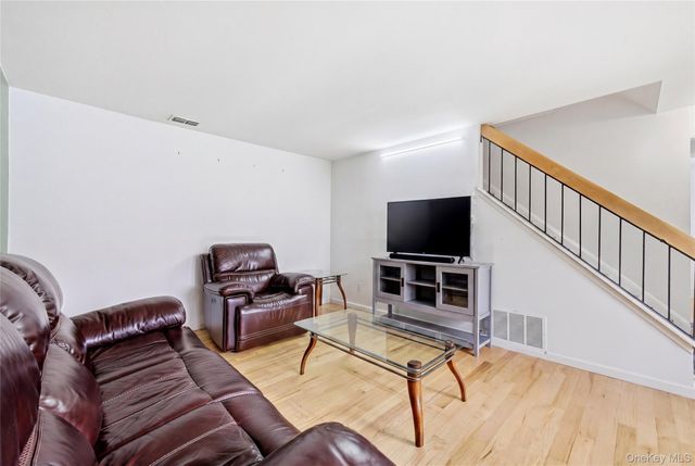 95 Whalers Cove, Babylon, NY 11702