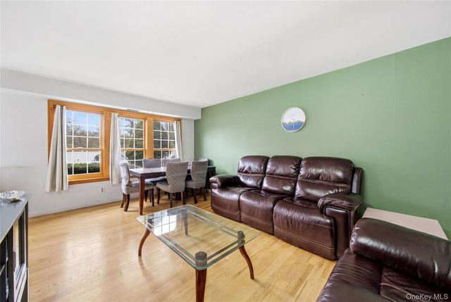 95 Whalers Cove, Babylon, NY 11702