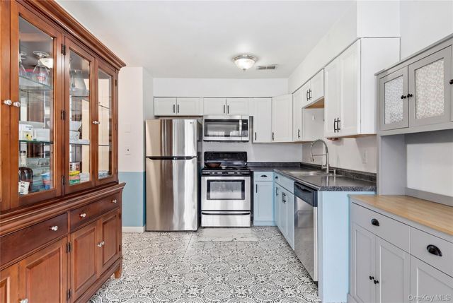 95 Whalers Cove, Babylon, NY 11702