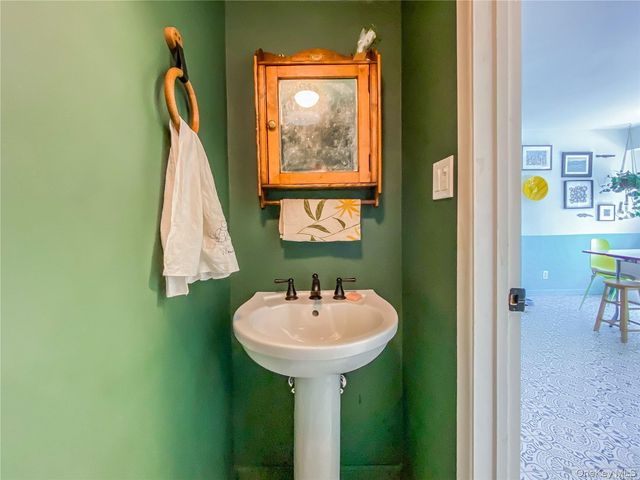 95 Whalers Cove, Babylon, NY 11702