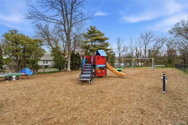 95 Whalers Cove, Babylon, NY 11702