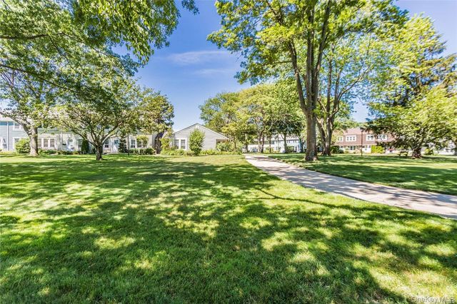 95 Whalers Cove, Babylon, NY 11702