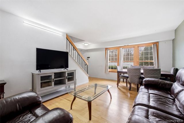 95 Whalers Cove, Babylon, NY 11702