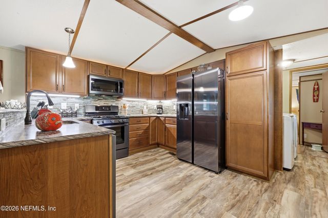 101 WATERWAY Avenue, Satsuma, FL 32189