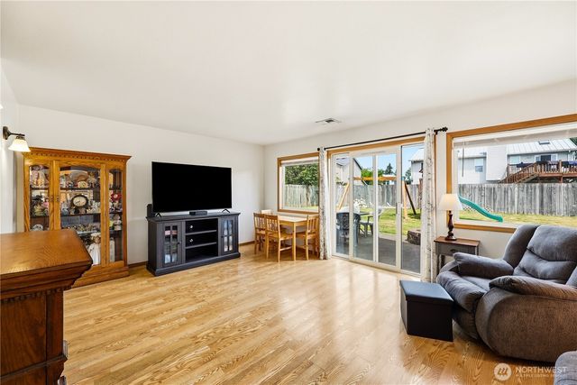 417 Yakima Boulevard, Pacific, WA 98047