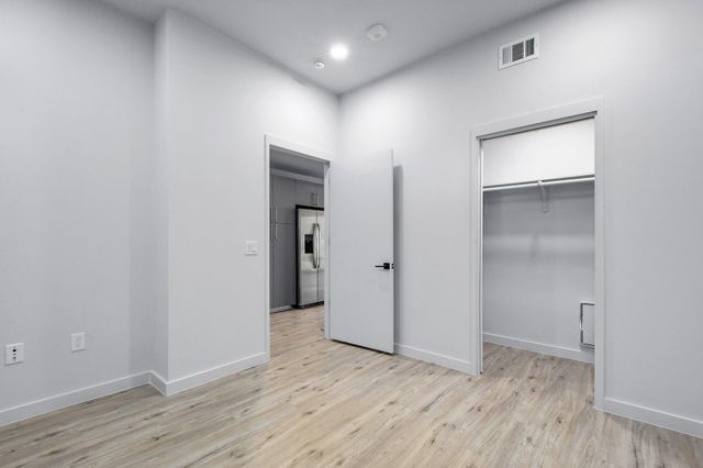 4004 Banister LN 211, Austin, TX 78704