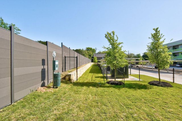 4004 Banister LN 211, Austin, TX 78704
