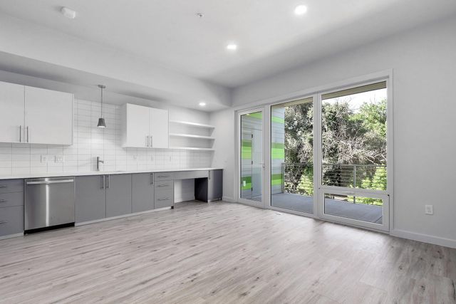 4004 Banister LN 211, Austin, TX 78704
