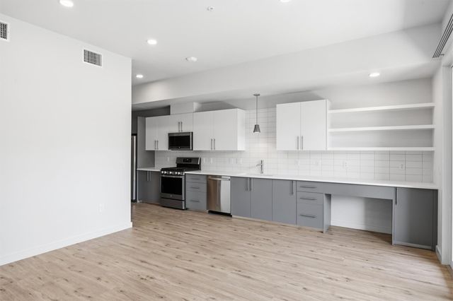 4004 Banister LN 211, Austin, TX 78704