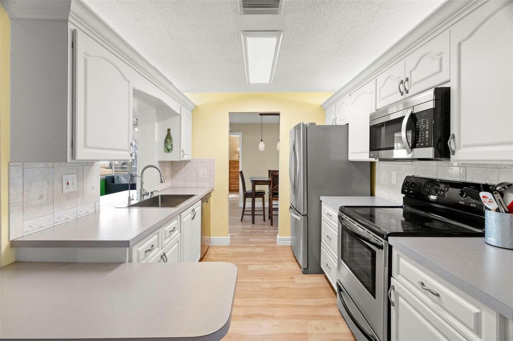 Image 10 of property listing at 10033 37TH WAY N 3, Pinellas Park, FL 33782