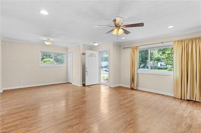300 Garrison PL, Virginia Beach, VA 23452