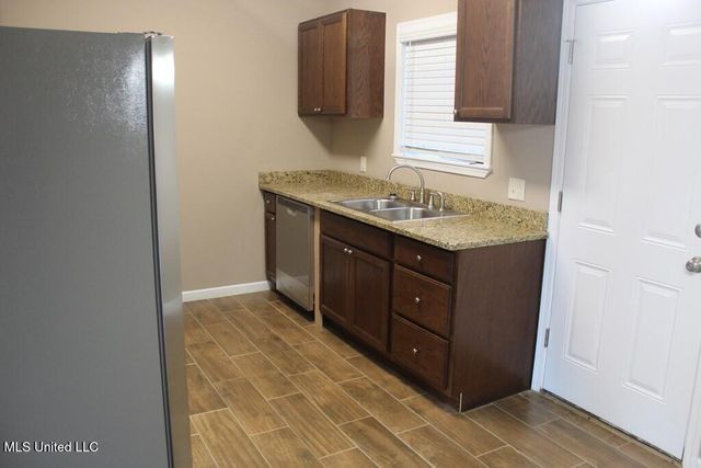 1013 Bassett Drive, C, Mccomb, MS 39648