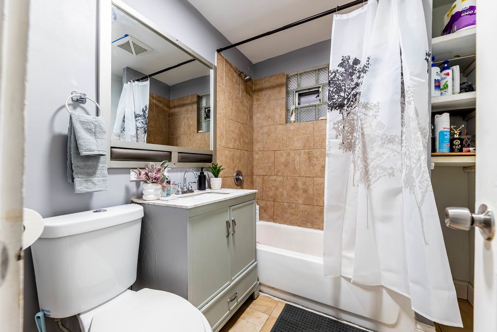 Image 13 of property listing at 5233 S Racine Street, Chicago, IL 60609