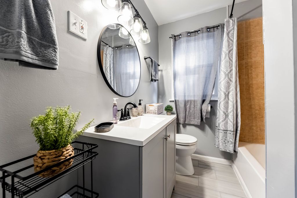 Image 20 of property listing at 5233 S Racine Street, Chicago, IL 60609