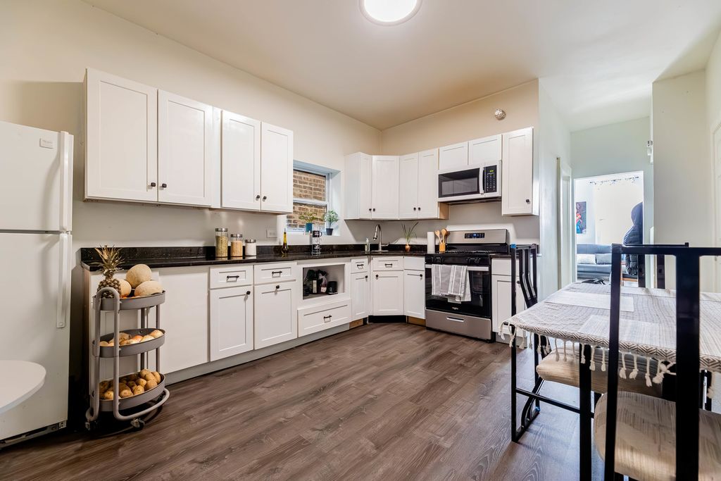 Image 3 of property listing at 5233 S Racine Street, Chicago, IL 60609