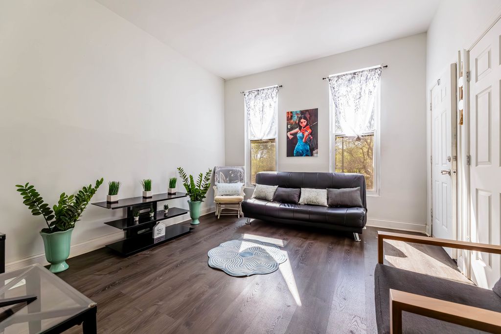 Image 4 of property listing at 5233 S Racine Street, Chicago, IL 60609