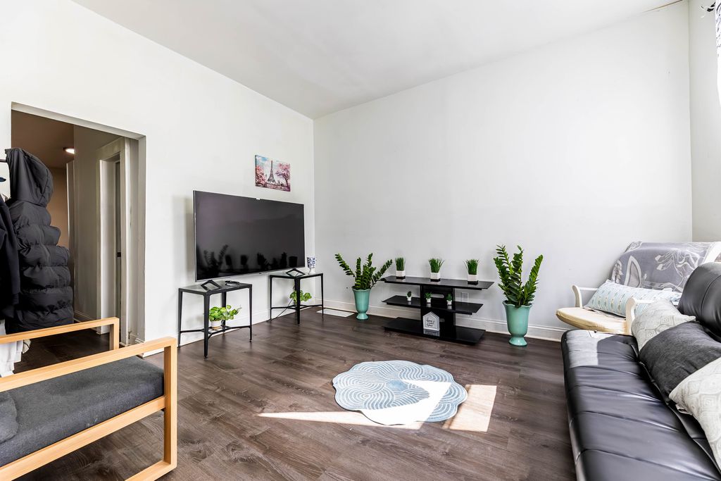 Image 5 of property listing at 5233 S Racine Street, Chicago, IL 60609