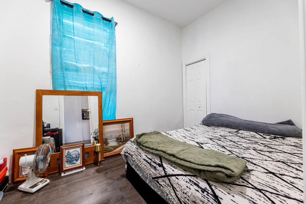 Image 6 of property listing at 5233 S Racine Street, Chicago, IL 60609