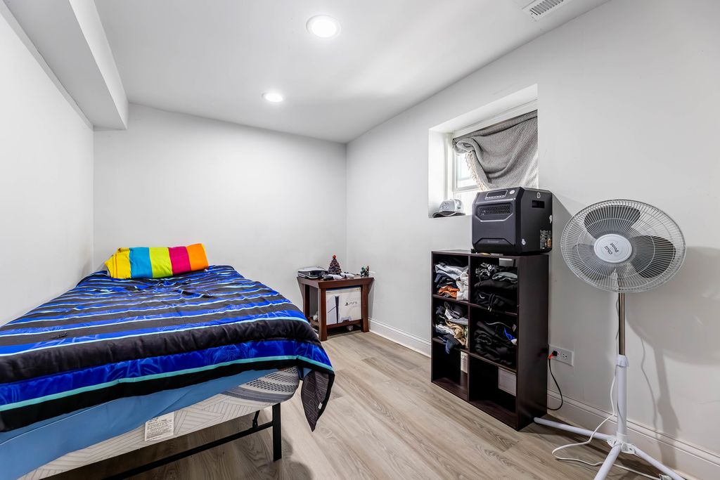 Image 7 of property listing at 5233 S Racine Street, Chicago, IL 60609