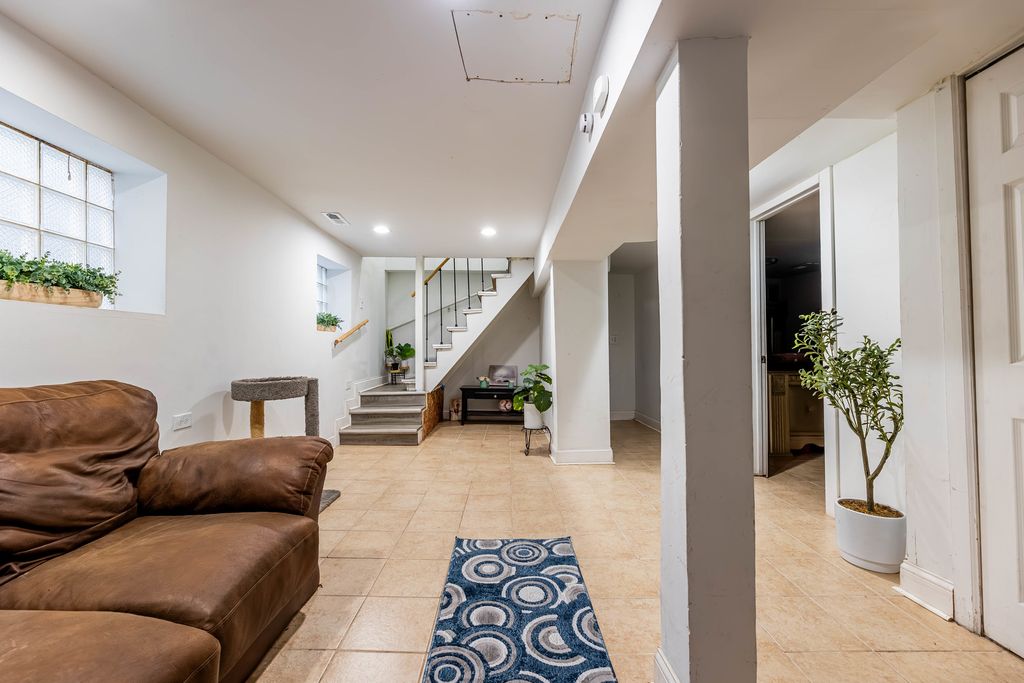 Image 8 of property listing at 5233 S Racine Street, Chicago, IL 60609