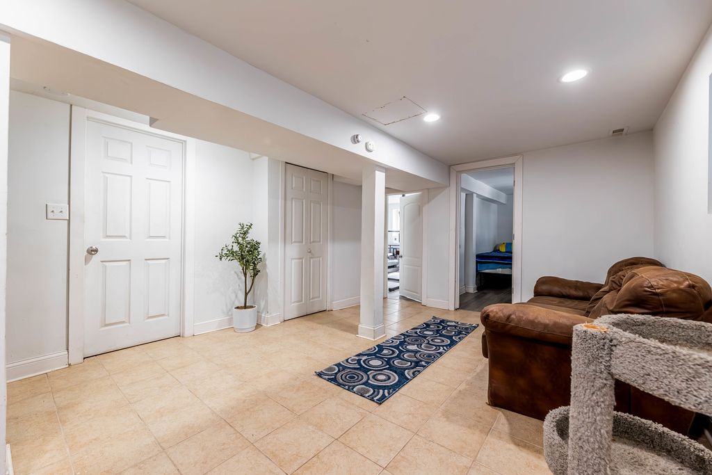 Image 9 of property listing at 5233 S Racine Street, Chicago, IL 60609