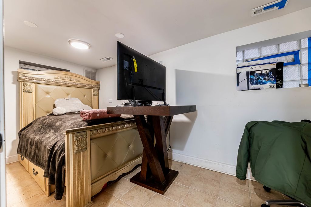 Image 10 of property listing at 5233 S Racine Street, Chicago, IL 60609