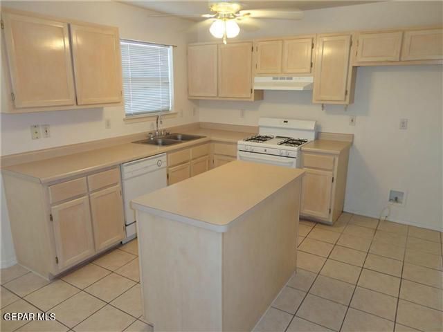 5729 GREEN CASTLE Road, El Paso, TX 79932