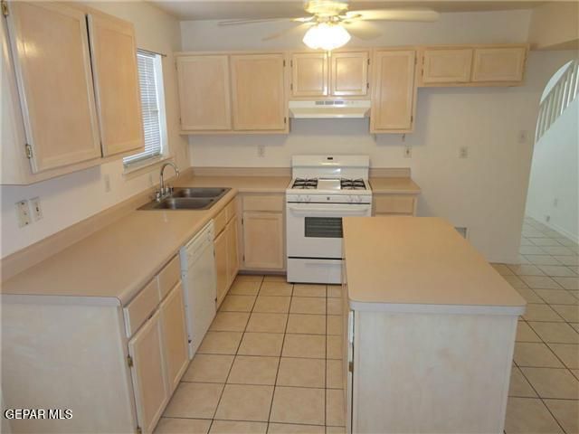 5729 GREEN CASTLE Road, El Paso, TX 79932