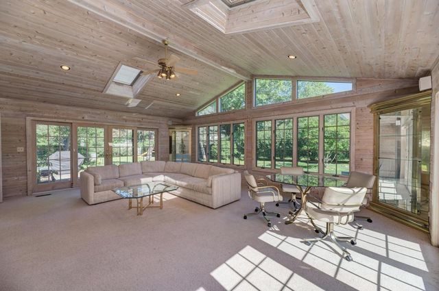 910 W White Oak Street, Arlington Heights, IL 60005