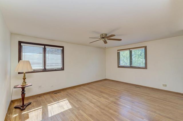 910 W White Oak Street, Arlington Heights, IL 60005