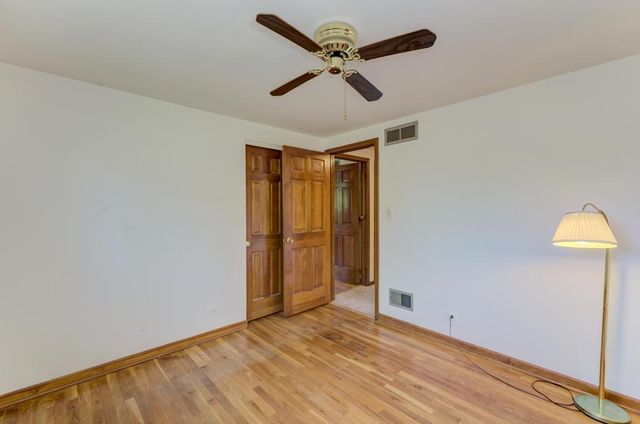 910 W White Oak Street, Arlington Heights, IL 60005